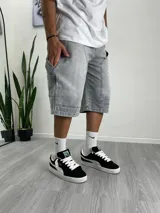 Bermuda gris de denim con bolsillos laterales y traseros.