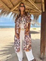 Sobrecamisa o vestido largo con estampado multicolor de seda fría, con cuello camisero y mangas cortas. Se puede usar como kimono o vestido.