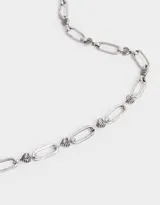 Collar corto plateado con cadena de eslabones ovalados unidos por pequeñas secciones de alambre enrollado.