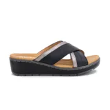 Sandalias Korium color beige con tiras cruzadas y detalle dorado. Plataforma con suela texturizada.
