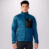 Campera azul con cierre frontal, cuello alto y bolsillo negro en el pecho.