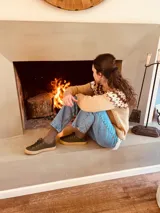 Sweater de punto color tostado con guarda pampa en marrón y blanco en la parte superior.