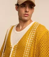 Camisa masculina relaxed con textura efecto ganchillo, cuello en v, abotonada, manga larga y recortes.