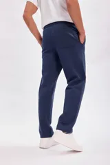 Pantalón de jogging azul marino, corte recto, con cintura elástica ajustable con cordón y bolsillos laterales.