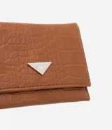 Billetera pequeña color marrón con textura croco y cierre con botón a presión.
