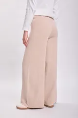 Pantalón de punto color gris, de corte amplio y tejido suave.
