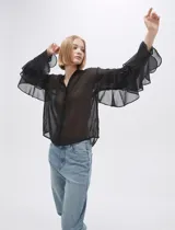 Camisa negra traslúcida con cuello mao y mangas largas con volados.