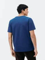 Camiseta marrón de corte recto y mangas cortas.