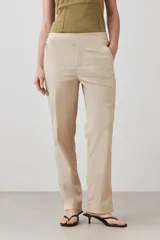 Pantalón de vestir negro, de corte recto, con bolsillos laterales y traseros.