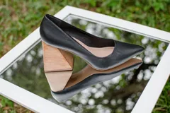 Zapatos de tacón color mostaza de cuero, con punta fina y tacón cuadrado forrado en cuero tipo madera.