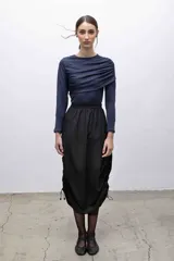 Top elastizado azul marino de jersey tricot suplex, con mangas largas y frunces diagonales en el frente.