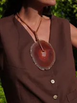 Collar con dije de ágata azul y blanca, con cordón de cuero marrón ajustable.