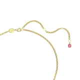 Collar con colgante en forma de flor con cristales rosas de diferentes tamaños y engarces, con cadena dorada.