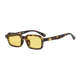 Gafas de sol unisex con montura rectangular color carey y lentes amarillas. Fabricadas con plástico reciclado.