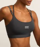 Top deportivo gris oscuro con breteles finos con lettering y estampa frontal con la palabra "Sporty".