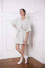 Bata corta color gris melange, con mangas cortas amplias y lazo para ajustar en la cintura.