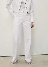 Pantalón de jean blanco de corte wide leg, con tiro alto, cinco bolsillos, trabillas y bajo deshilachado.