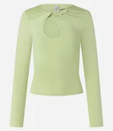 Blusa manga larga color verde claro, confeccionada en microfibra con escote diferenciado estilo gota y ribete delantero.