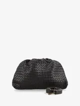Bolso estilo bandolera con correa larga regulable, también se puede usar agarrándolo con la mano estilo sobre. Tiene un tramado de cuadros por toda la superficie.
