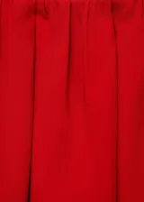Falda midi roja con cintura elástica y fruncida, dos bolsillos laterales y forro interior.