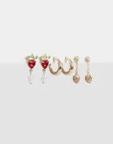 Set de tres pares de aros dorados con dijes de perlas, argollas y dijes de frutas con strass.