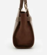 Cartera satchel mediana color marrón, confeccionada en cuero sintético con detalles en gamuza. Cuenta con asas medianas, cierre de cremallera y detalles metálicos dorados. Incluye correa extraíble y regulable.