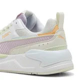 Championes urbanos Puma X-Ray 2 Square, color blanco con detalles en beige y amarillo. Confeccionados en cuero sintético y malla, con suela de goma y cordones.