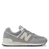 Championes urbanos New Balance modelo 574, color gris con detalles en blanco, confeccionados en gamuza y malla, con logo "N" característico en los laterales y entresuela ENCAP.