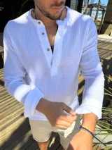 Camisa blanca de muselina con cuello mao y botones de madera.