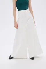 Pantalón blanco de algodón, corte ancho y tiro alto.