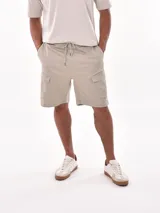 Bermuda cargo color beige con cintura elastizada ajustable con cordón.