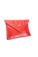 Cartera de fiesta tipo sobre color rojo charol, con cierre de solapa con imán y logo de la marca en el frente.