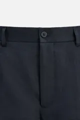 Bermuda azul marino de lino con corte regular, bolsillos frontales y traseros.