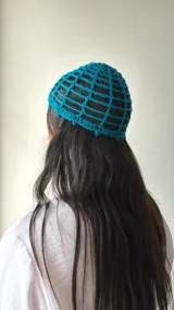 Gorro de tejido crochet color azul marino, con diseño calado.