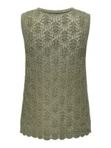 Chaleco de punto color verde oliva con escote en V y lazo delantero. Diseño estructurado y calce ajustado.