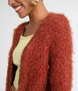 Campera alargada de punto con textura de peluche, color ladrillo.
