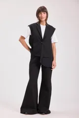 Pantalón de vestir negro de corte acampanado.