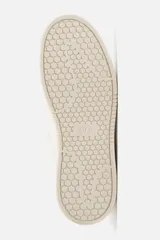Zapatillas deportivas negras con triple cierre adherente, combinación de piezas en el corte y suela con ligero volumen. Diseño de inspiración retro.