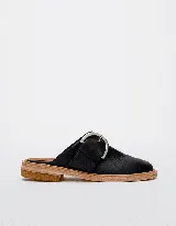 Mocasines negros de cuero con hebilla plateada y suela de cuero color natural.