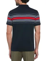 Polo de hombre azul marino con rayas horizontales rojas, blancas y verdes en la parte superior, y logo de pingüino bordado en el pecho.