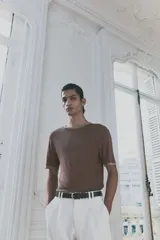 Remera marrón de corte recto con cuello redondo y ribete en color beige en cuello y mangas.