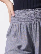 Pantalón ancho de lino, color azul con estampado de flores pequeñas, con pretina ancha en punto smock.