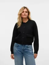 Cardigan negro de tejido grueso con cierre abotonado, cuello redondo y bolsillos frontales.