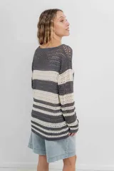 Sweater tejido calado a rayas horizontales anchas en color gris oscuro y crudo, con escote en V y corte recto.