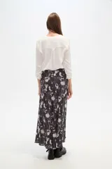 Falda larga de viscosa con estampado abstracto en blanco y negro.