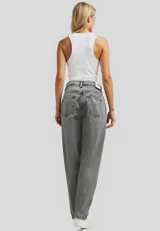 Pantalón jean negro, corte mom, tiro alto.