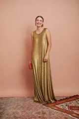 Vestido largo dorado sin mangas y de corte amplio.
