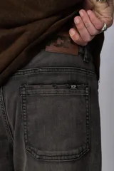 Pantalón jean gris oscuro de corte mom, tiro medio y lavado oxidado.