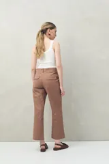 Pantalón recto color marrón claro, de algodón, con bolsillos de parche y calce relajado.