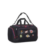 Bolso deportivo tipo duffel bag color negro, con múltiples parches de equipos de la NBA (Suns, Knicks, Lakers, Bulls) y logo MH. Posee cierres rojos y ribetes azules.